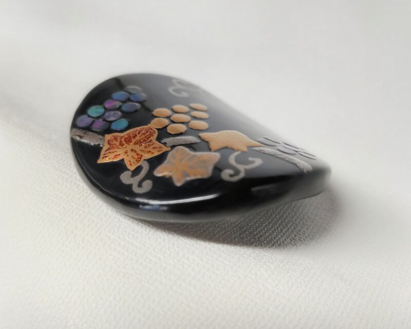 蒔絵ブローチ 葡萄 | iichi 日々の暮らしを心地よくするハンドメイドや