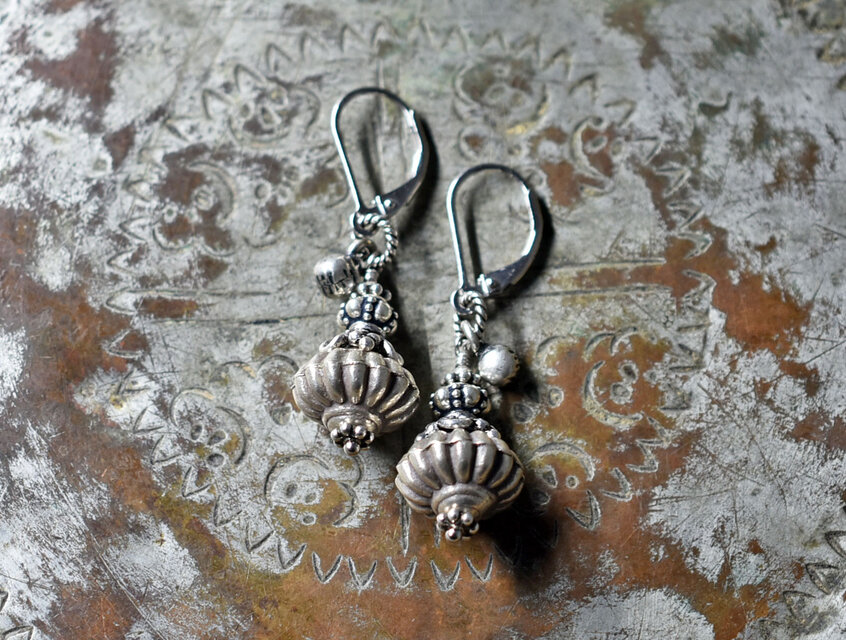 ぷっくり筋入り円盤カレンシルバーとハンドメイドシルバー、民族鈴のピアス