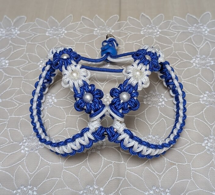 パラコード ハーネス　胸元に花モチーフを配した小型犬用(首回り18ｃｍ 胴回り30ｃｍ)　お揃いのリードと共に