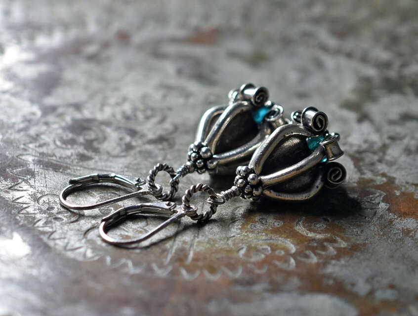 ドークラックカレンシルバー、インディゴブルーアンティークビーズのピアス