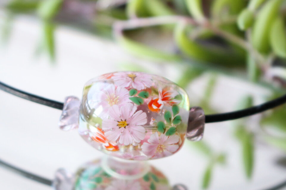 コスモスと金魚のとんぼ玉　革紐チョーカー（ガラス玉）泡入り