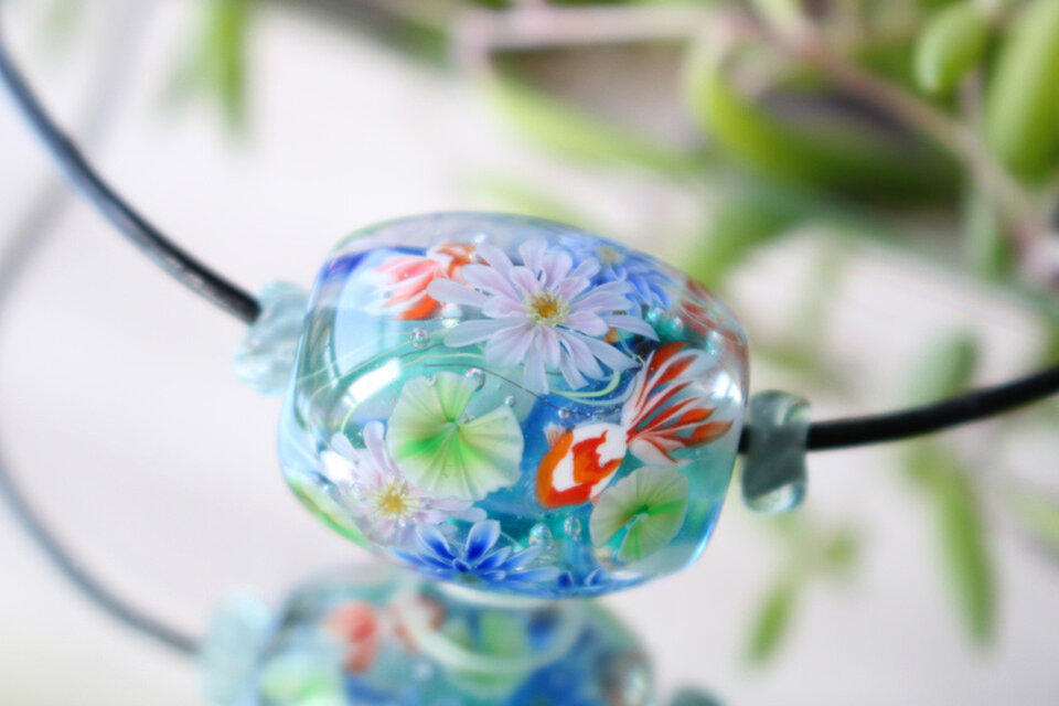 睡蓮と金魚のとんぼ玉　革紐チョーカー（ガラス玉）泡入り