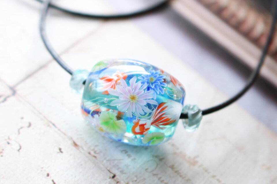 睡蓮と金魚のとんぼ玉 革紐チョーカー（ガラス玉）泡入り | iichi 日々