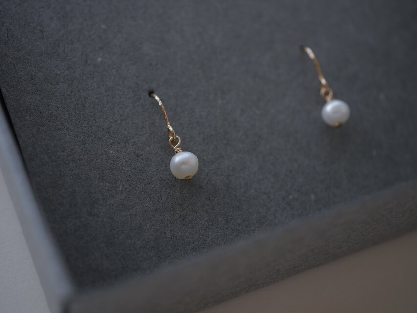 蕾 ｜14kgf 小さな淡水パール フックピアス 小さい 上品 華奢 | iichi