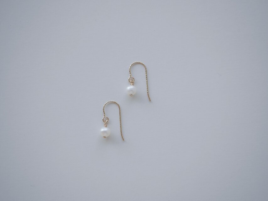 蕾 ｜14kgf 小さな淡水パール フックピアス 小さい 上品 華奢 | iichi