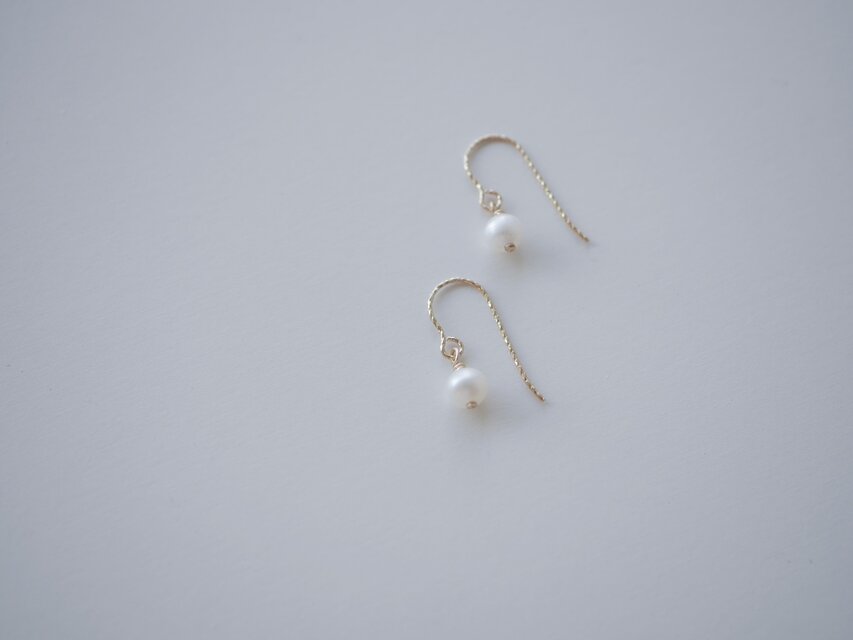 蕾 ｜14kgf 小さな淡水パール フックピアス 小さい 上品 華奢 | iichi