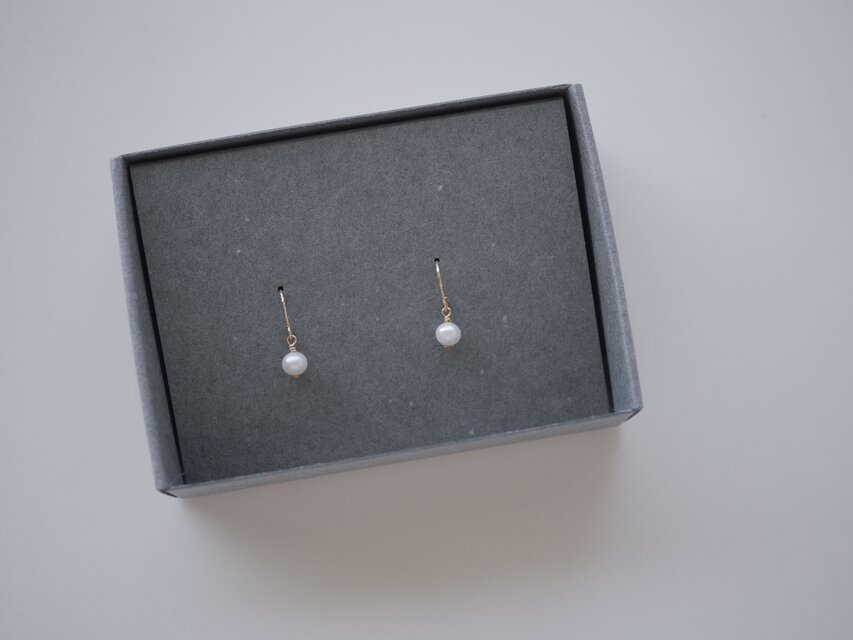 蕾 ｜14kgf 小さな淡水パール フックピアス 小さい 上品 華奢 | iichi