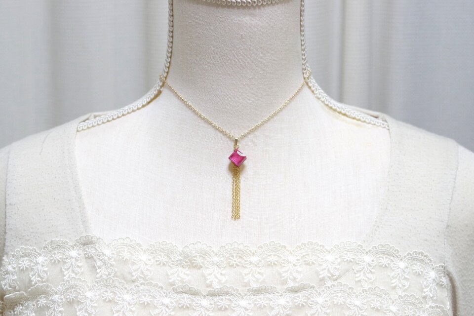 【受注製作】レジンアート　キューブとフリンジのペンダント〈椿姫〉