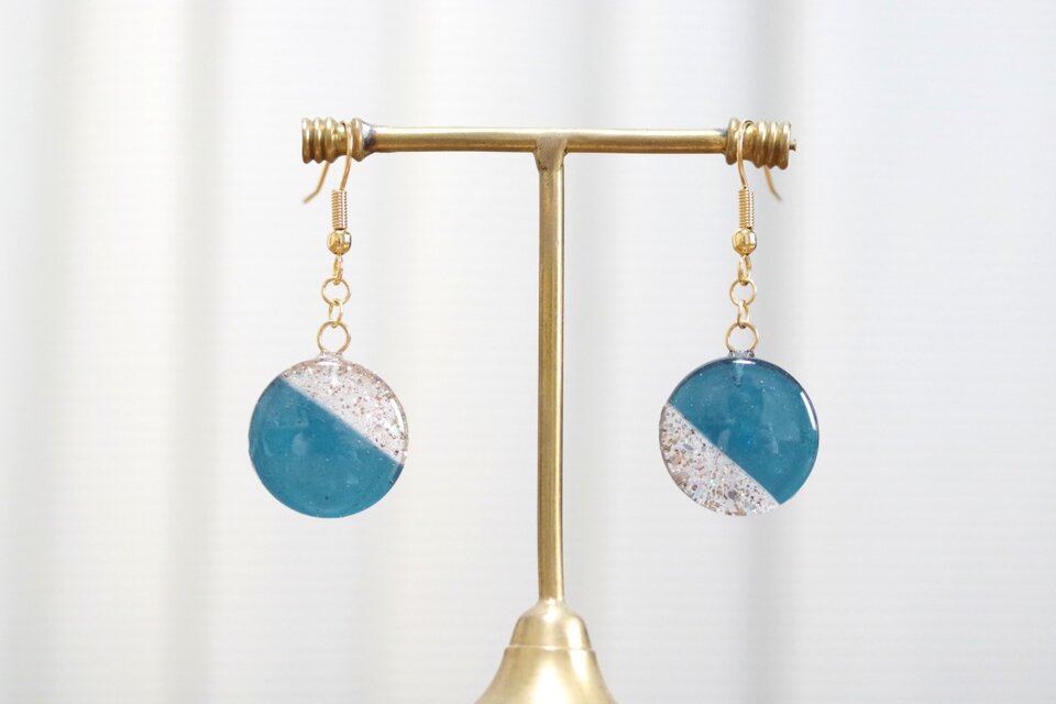 レジンアート　ラウンドピアス〈蝉時雨の思い出〉