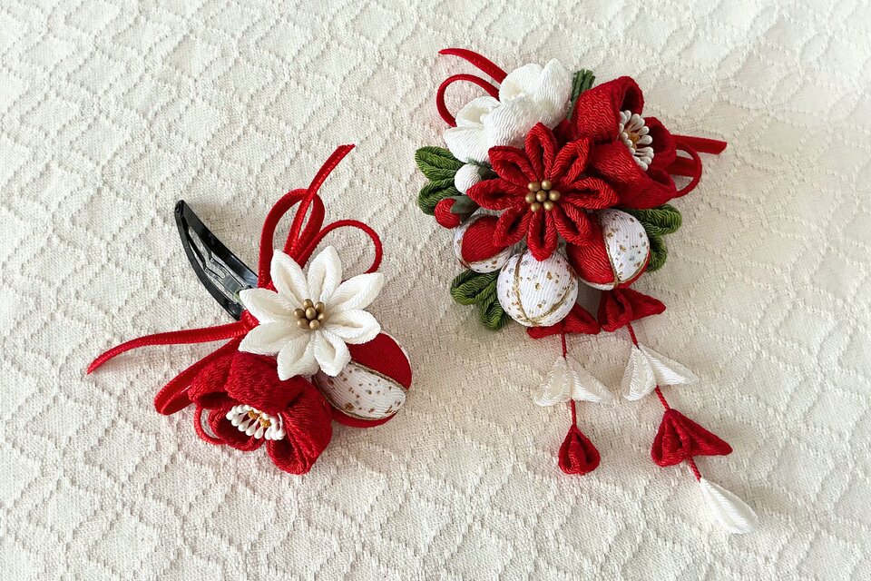 〈つまみ細工〉梅と小菊とちりめん玉の髪飾り(赤と白)