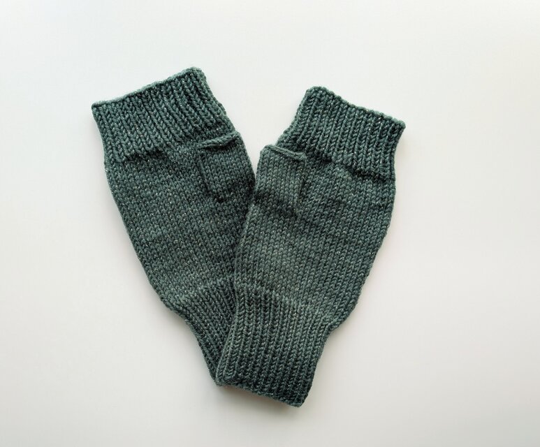 ラメ入りハンドウォーマー　グレーグリーン　銀ラメ