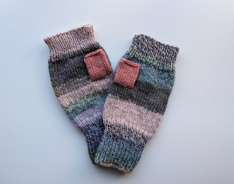 ランダムボーダーのハンドウォーマー　ピンクグリーン系