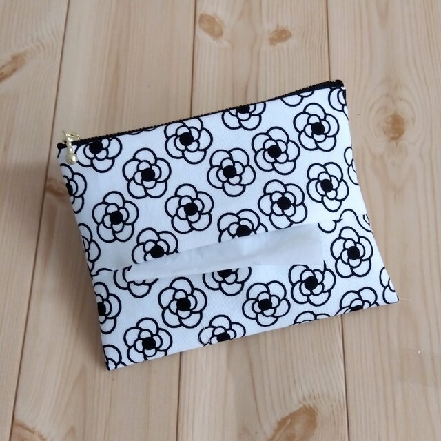 大きめポケットティッシュケース付きポーチ　フラット　16cm　内ポケット　カメリア　ホワイト　365