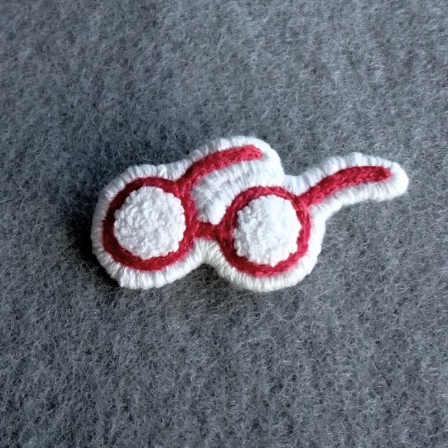 もこもこレンズのワイン赤色めがね　刺繍ブローチ
