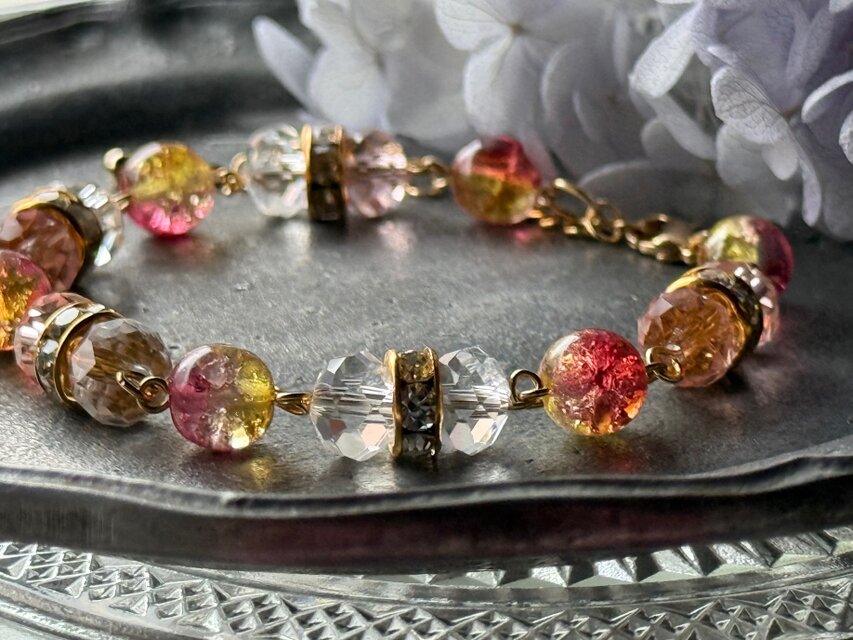 デイリーにもハレの日にも。大人の手元を飾る特別な輝き。チェコビーズ・ブレスレット