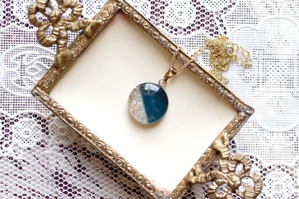 レジンアート　ラウンドペンダント〈蝉時雨の思い出〉