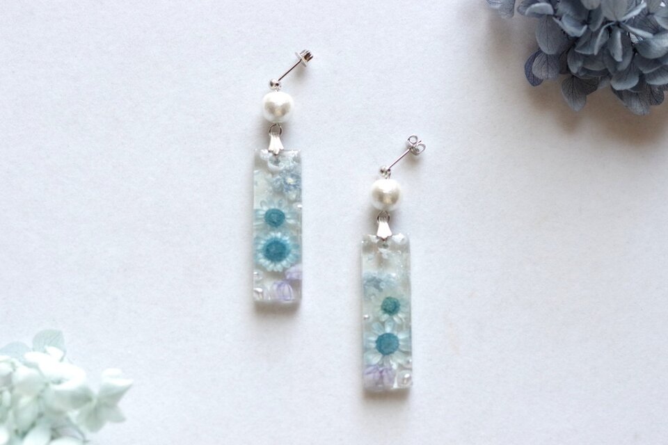 レジンアート 長方形のプレートとコットンパールのピアス〈青い花の