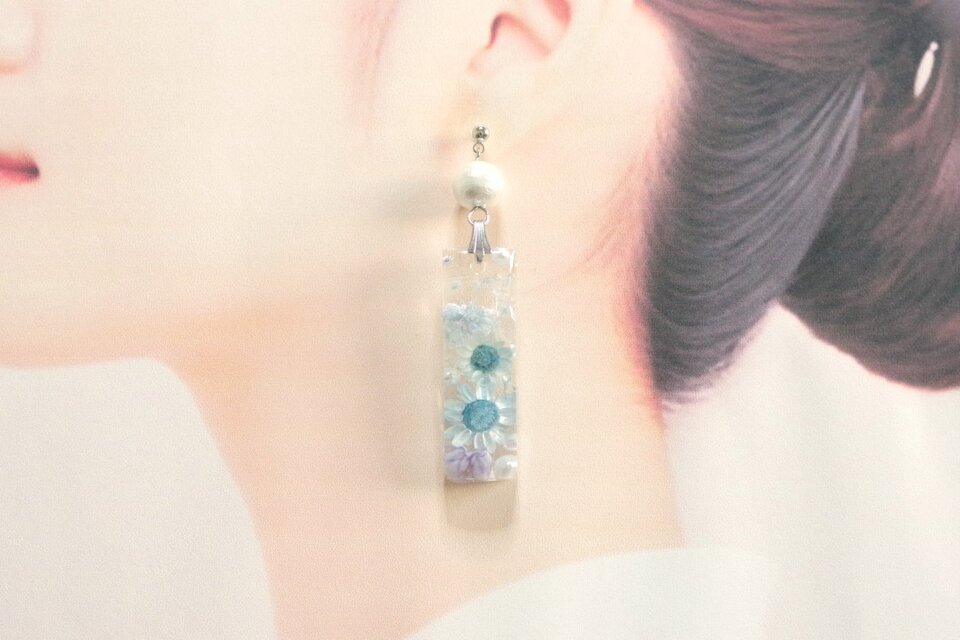 レジンアート 長方形のプレートとコットンパールのピアス〈青い花の