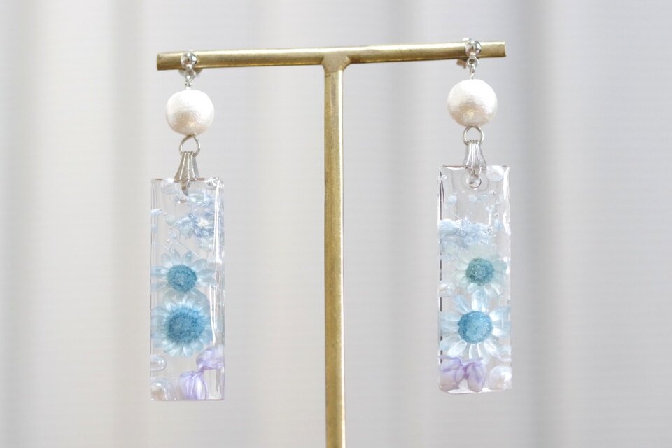 レジンアート 長方形のプレートとコットンパールのピアス〈青い花の