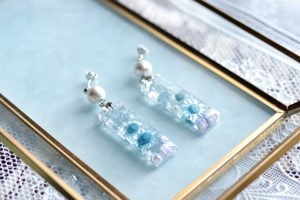 レジンアート 長方形のプレートとコットンパールのピアス〈青い花の