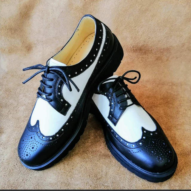 本革スニーカー ウイングチップ メダリオン装飾 おしゃれなスニーカー