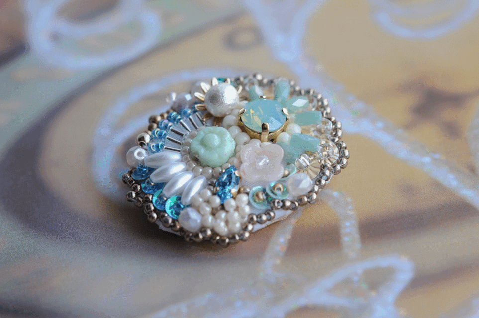 刺繍ブローチ　スワロフスキークリスタル