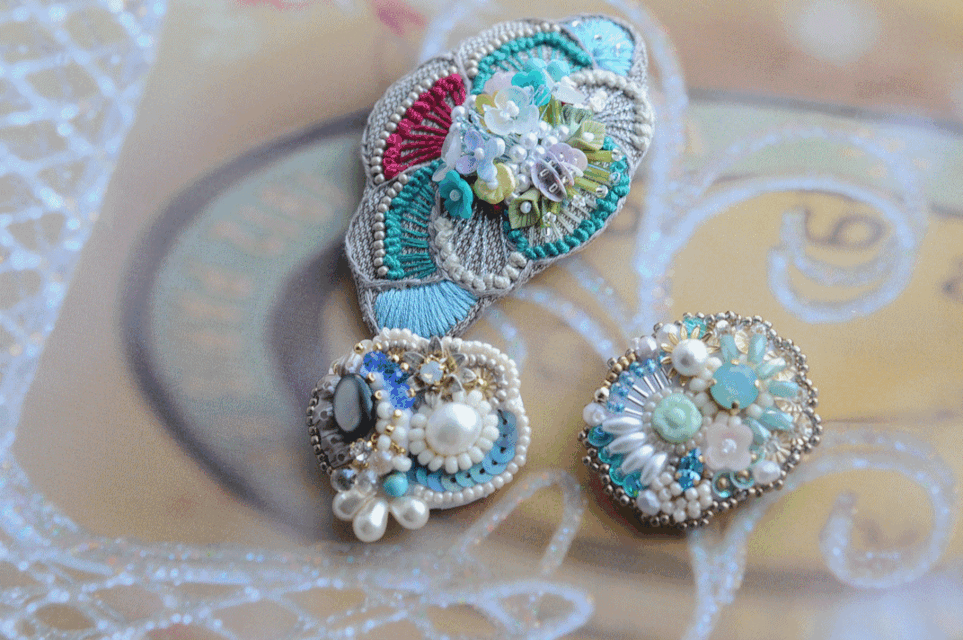 刺繍ブローチ スワロフスキークリスタル | iichi 日々の暮らしを