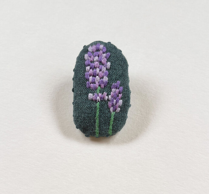 ラベンダーの花の刺繍ブローチ