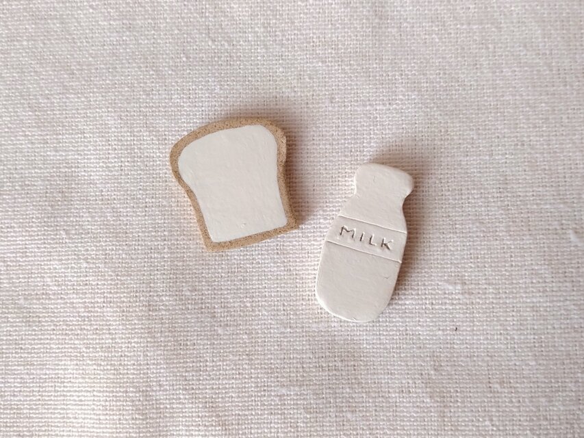 食パンと牛乳のブローチ