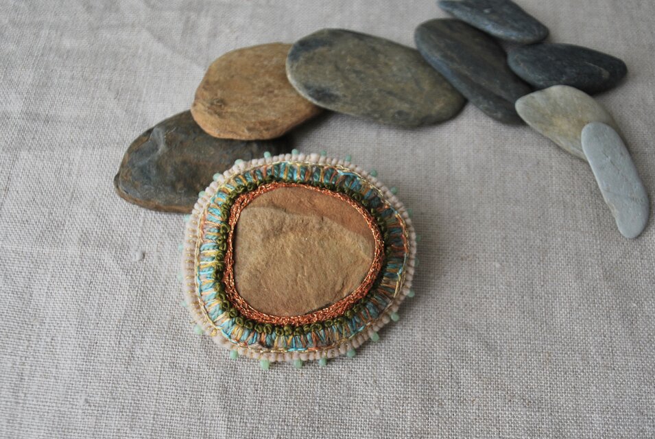 石を包み込んだ刺繍ブローチ
