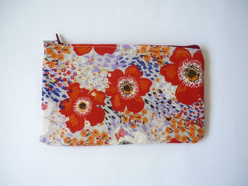 赤いけしの花模様のコスメポーチ