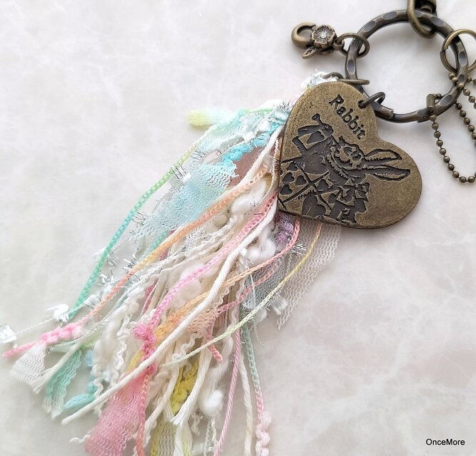 現品限り】アリスの仲間のキーホルダー（AVRILタッセル付き） | iichi