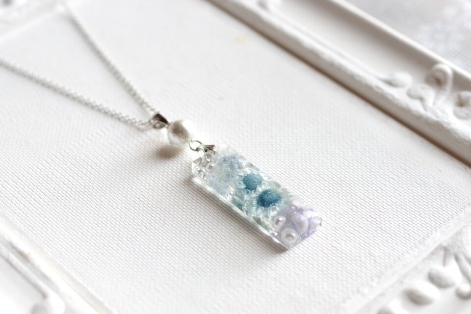 レジンアート　長方形のプレートとコットンパールのペンダント〈青い花のメヌエット〉