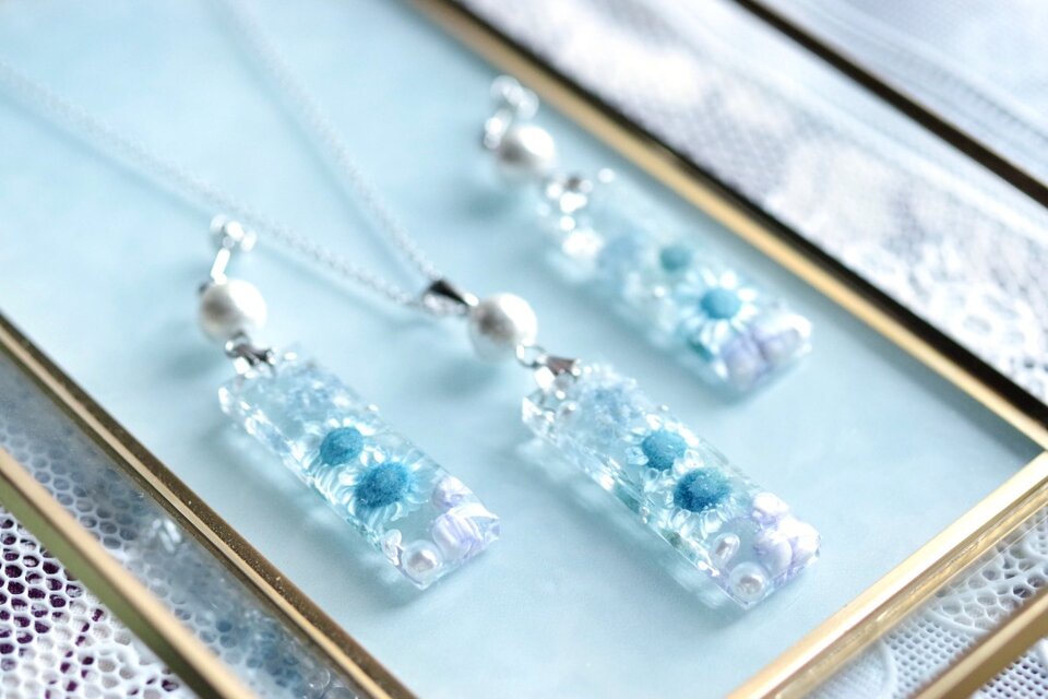 レジンアート 長方形のプレートとコットンパールのペンダント〈青い花