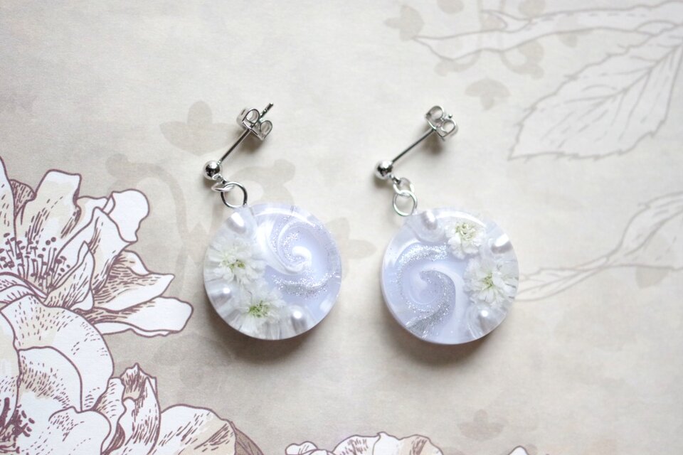 レジンアート　ラウンドピアス〈姿見に映る影〉