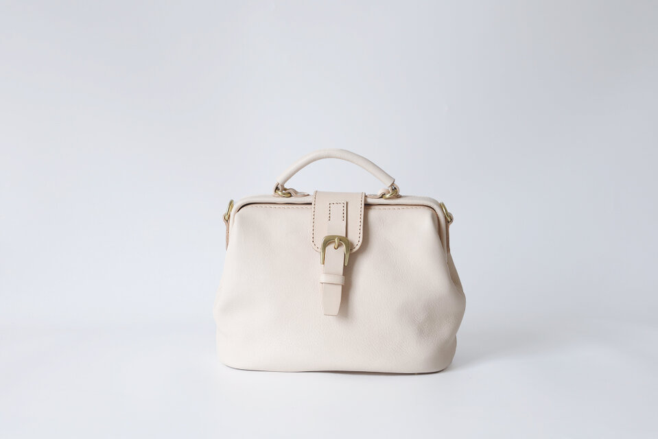 【柔らかいヌメ革】マグネット式 大容量 フラットタイプのがま口バッグ 手作りのレザーショルダーバッグ　2WAY 母の日