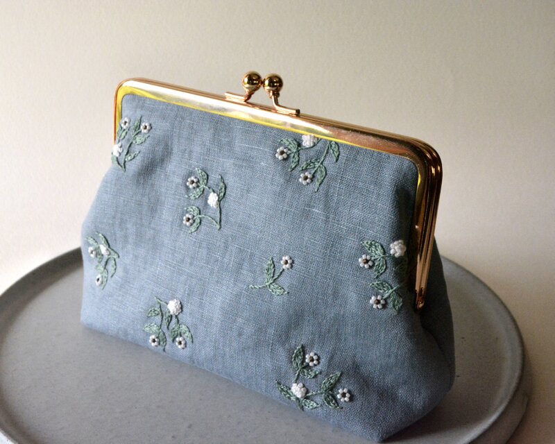 【受注制作】【サックス】ビーズ　刺繍　小花　がま口　ポーチ