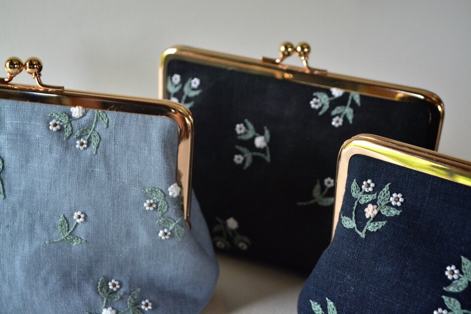 ブラック】ビーズ 刺繍 小花 がま口 ポーチ | iichi 日々の暮らしを