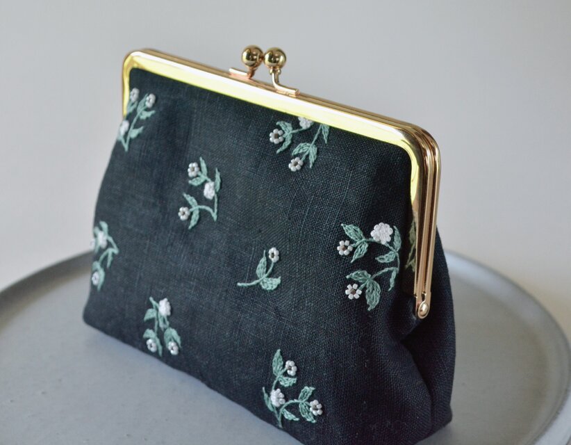 ブラック】ビーズ 刺繍 小花 がま口 ポーチ | iichi 日々の暮らしを