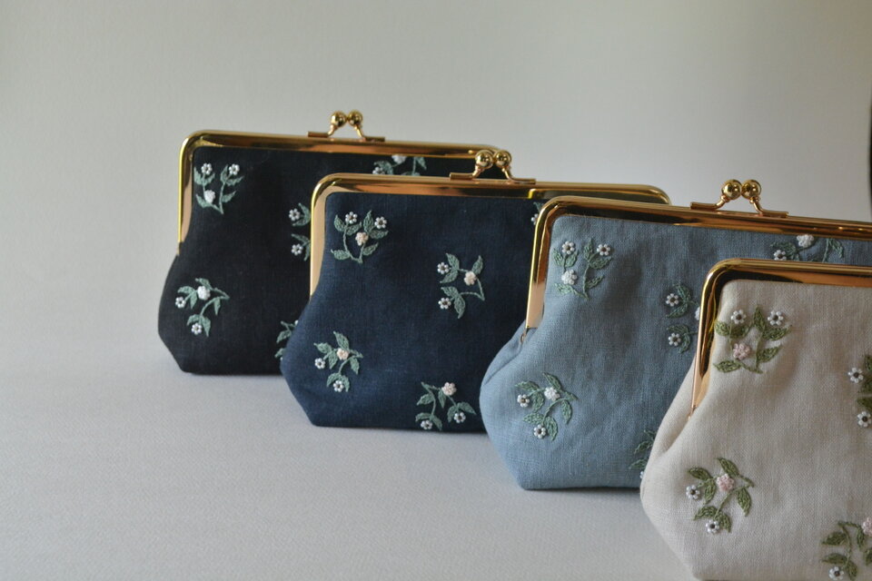 ネイビー】ビーズ 刺繍 小花 がま口 ポーチ | iichi 日々の暮らしを