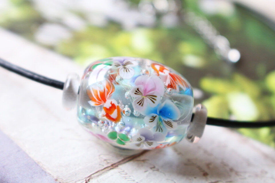 ビオラと金魚のとんぼ玉　革紐チョーカー（ガラス玉）泡入り