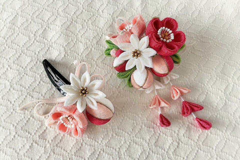 つまみ細工〉梅と小菊とちりめん玉の髪飾り(白とサンゴと