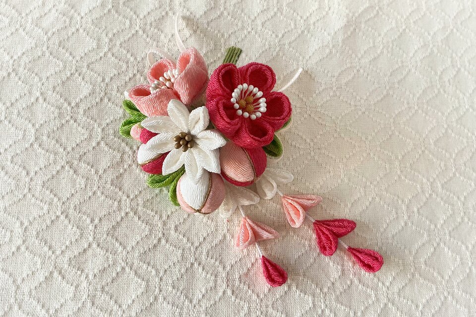 つまみ細工〉梅と小菊とちりめん玉の髪飾り(白とサンゴとサーモン