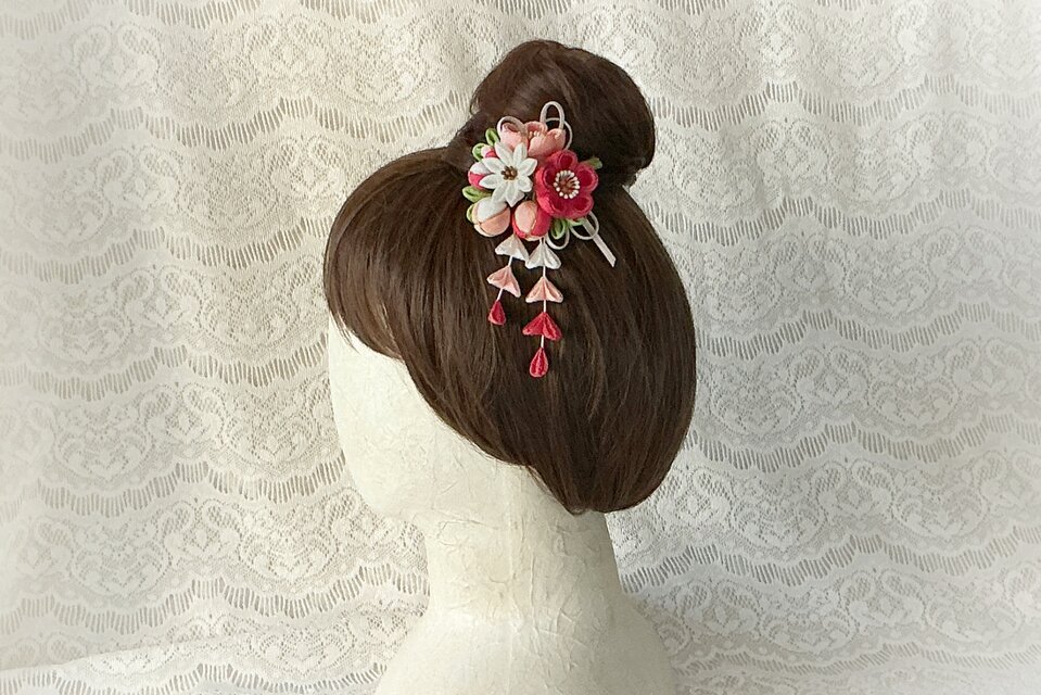 つまみ細工〉梅と小菊とちりめん玉の髪飾り(白とサンゴとサーモン