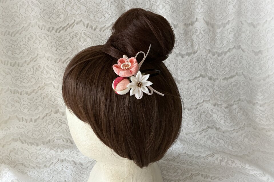 つまみ細工〉梅と小菊とちりめん玉の髪飾り(白とサンゴとサーモン