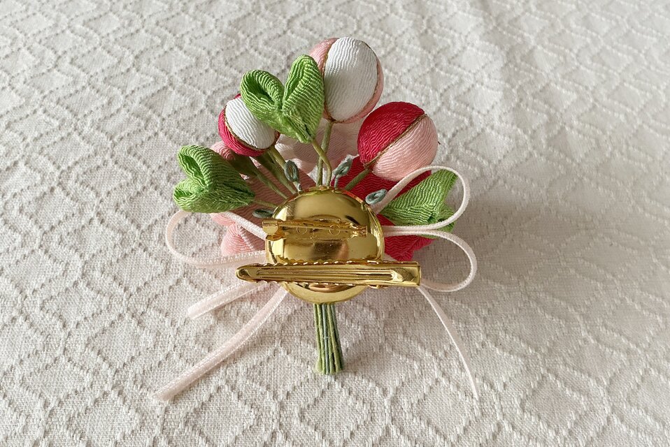 つまみ細工〉梅と小菊とちりめん玉の髪飾り(白とサンゴとサーモン