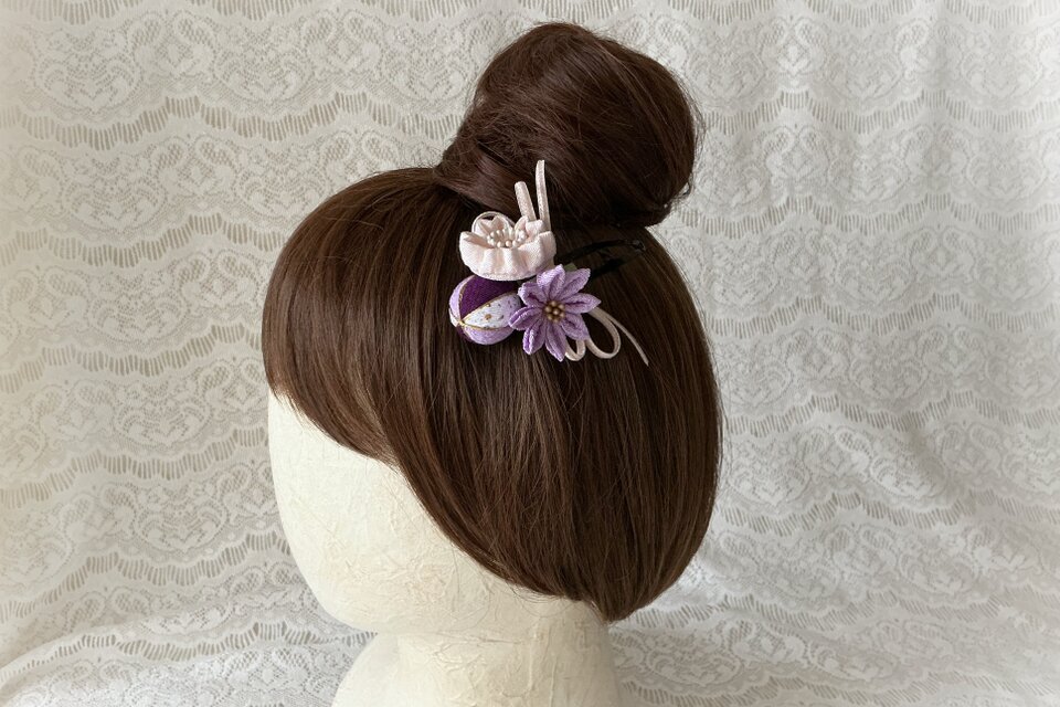 つまみ細工〉桜と小菊とちりめん玉の髪飾り(淡桜と藤色と紫) | iichi