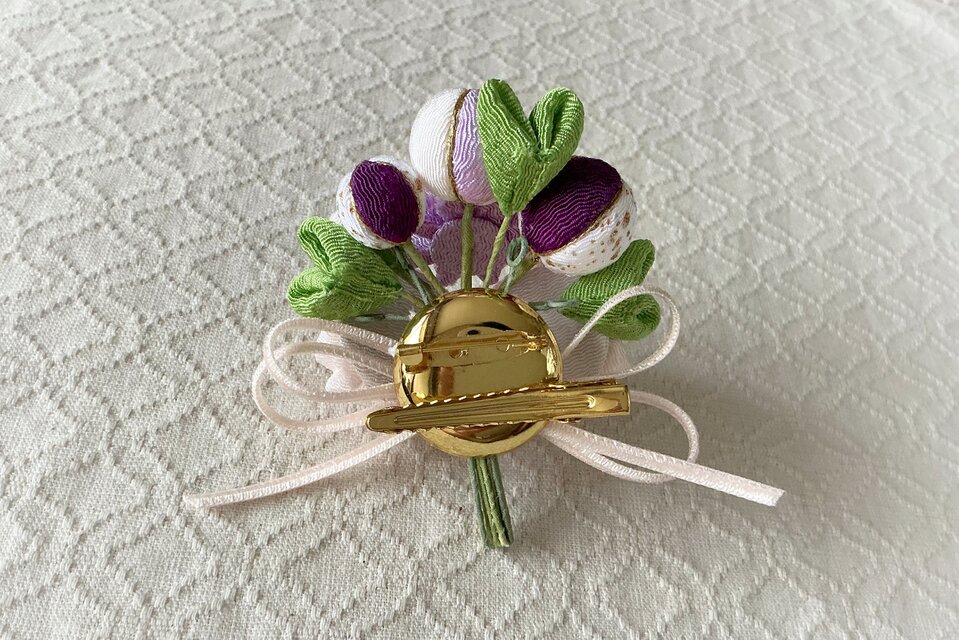 つまみ細工〉桜と小菊とちりめん玉の髪飾り(淡桜と藤色と紫) | iichi