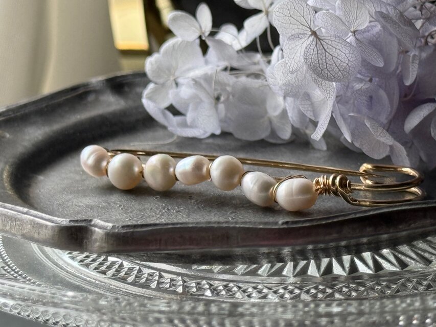 【6月の誕生石】大人の日常を華やかに。淡水パールのストールピン