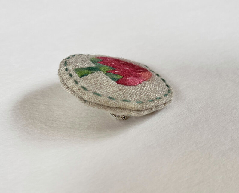イチゴの刺繍ブローチ | iichi 日々の暮らしを心地よくする